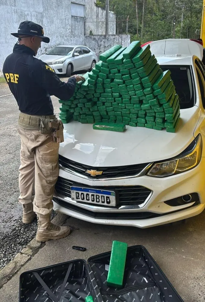 PRF apreende 129 kg de maconha em malas de viagem na BR-101 em Joinville