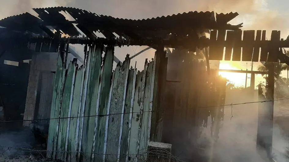 Idoso tem queimadura grave após casa pegar fogo em Balneário Barra do Sul