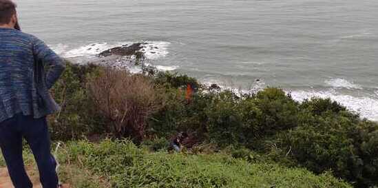 Penha: Piloto de parapente cai e fica pendurado em árvores no costão da praia Vermelha