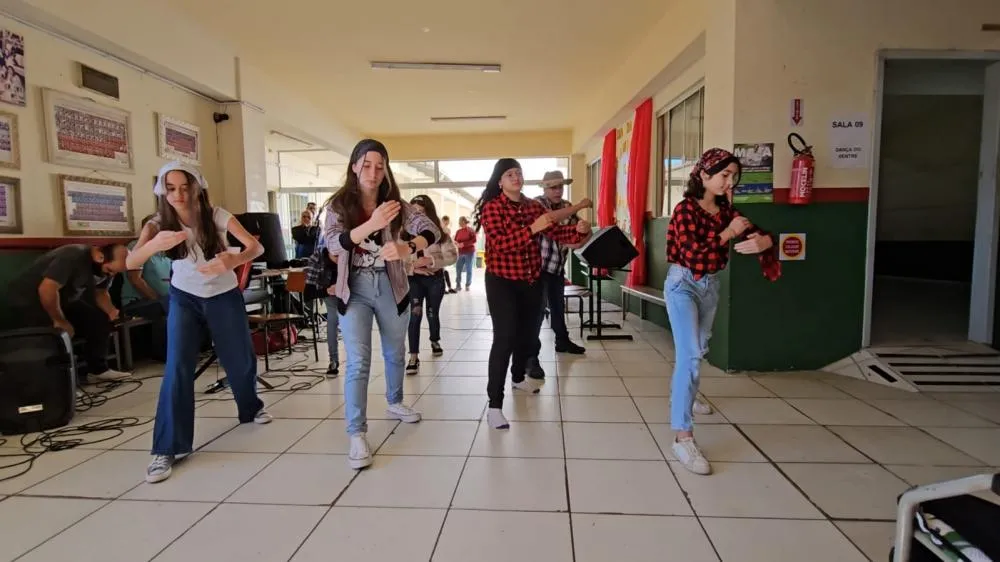 Peça teatral “Coisas do Interior”, com alunos da rede pública de Penha, será apresentada amanhã