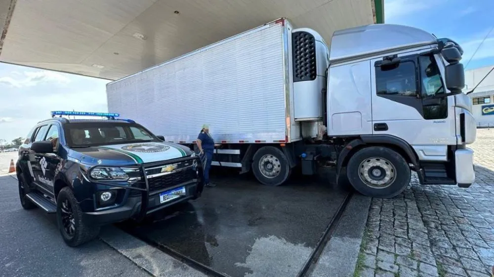 Oito toneladas de camarão de origem argentina são apreendidas na BR-101 em Barra Velha
