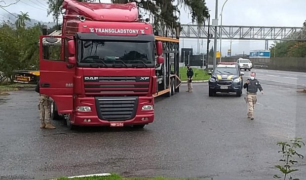 PRF prende motorista de cegonheira na BR 101 em Joinville com rebites e pistola 380 sem porte de armas