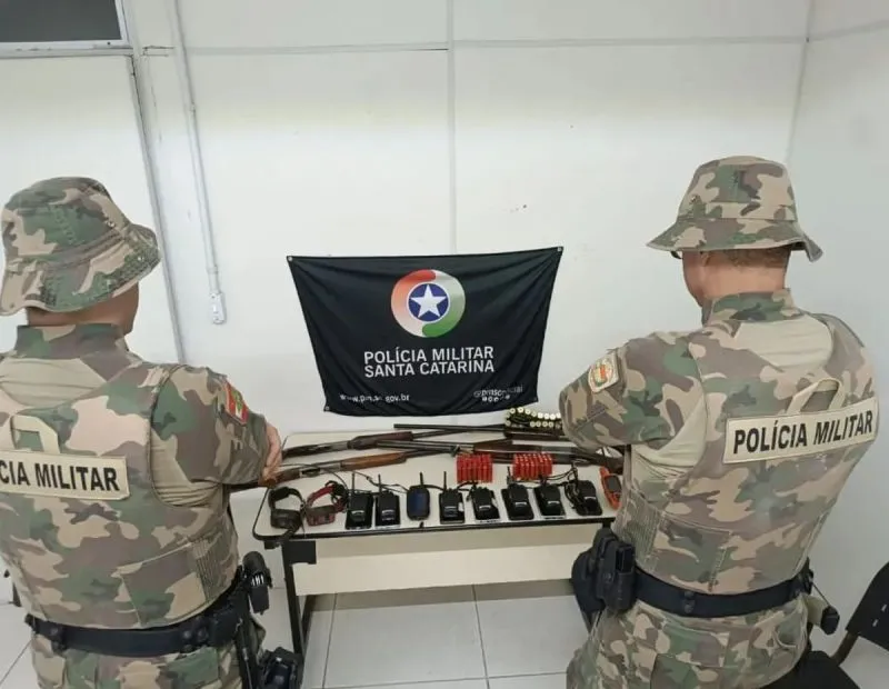Caçadores são presos com armas e equipamentos para caçar animais silvestres em Ilhota