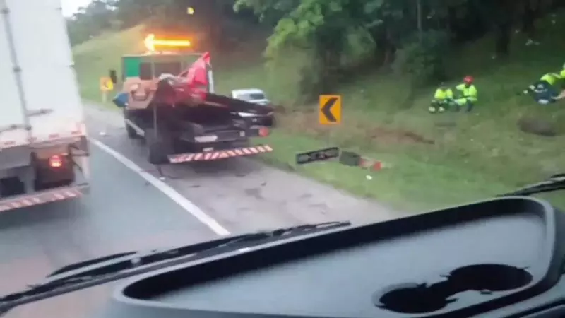 Caminhão invade área de socorro da BR-101 e deixa três funcionários feridos em Garuva 