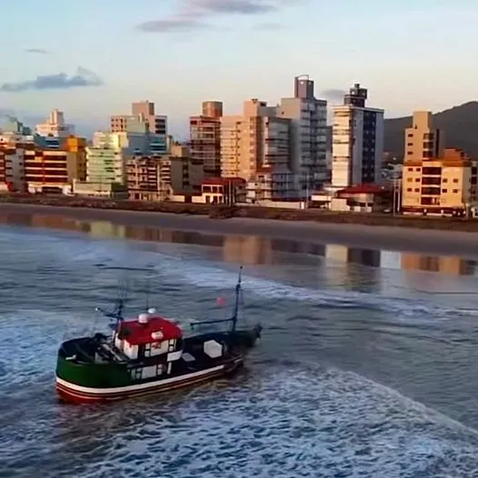Barco de pesca encalha na praia do Gravatá em Navegantes