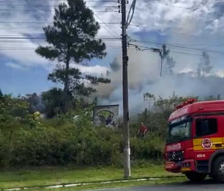 Incêndio atinge morraria na localidade da Praia Grande em Penha