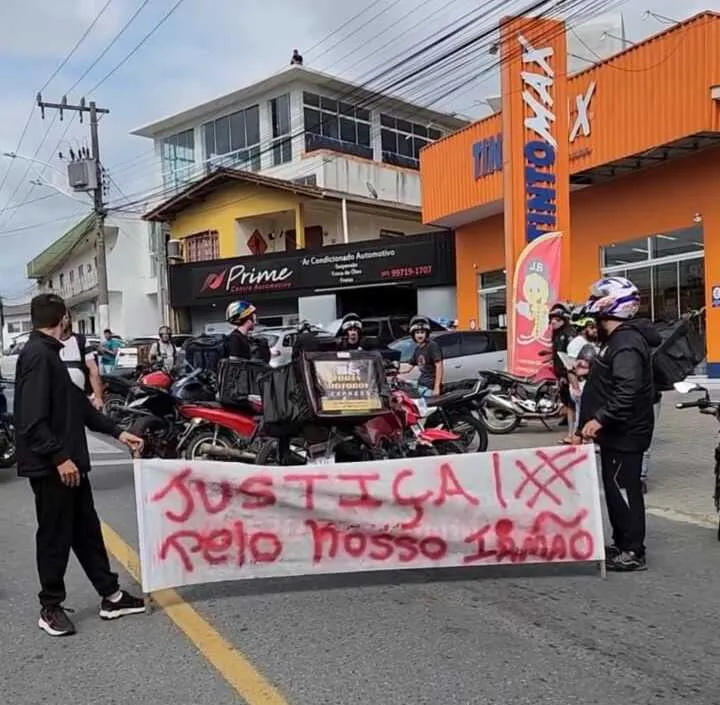 Motoboys de Barra Velha fazem manifestação e pedem justiça pela morte do motociclista Jonatan Dutra Marquardt