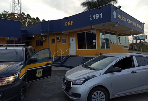 PRF de Barra Velha prende três homens e recupera carro furtado em São Paulo