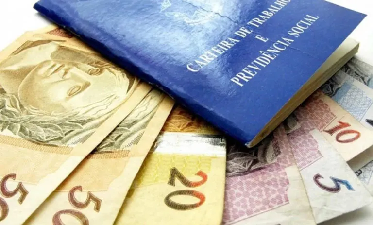 Primeira parcela do 13º salário deve ser paga em novembro