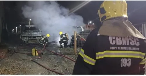 Incêndio atinge veículos em pátio de oficina no bairro Itinga em Araquari