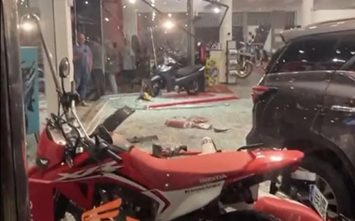 Itajaí - Acidente na rua Tijucas detona carros estacionados e motos da vitrine da Toni Center