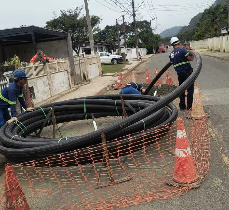 Águas de Penha esclarece dúvidas sobre esgoto e água em encontro com moradores do Gravatá