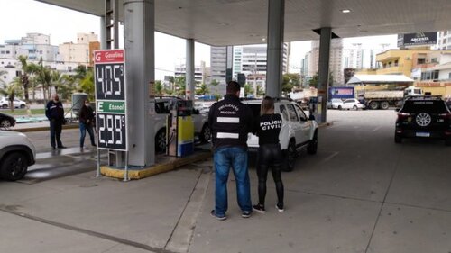 Bomba Suja: Procon fecha dois postos que vendiam combustível adulterado em SC