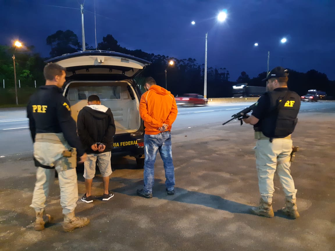 PRF apreende um quilo e 200 gramas de skank na BR-101 em Araquari