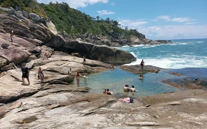 Amigos são arrastados por correnteza em praia de Bombinhas