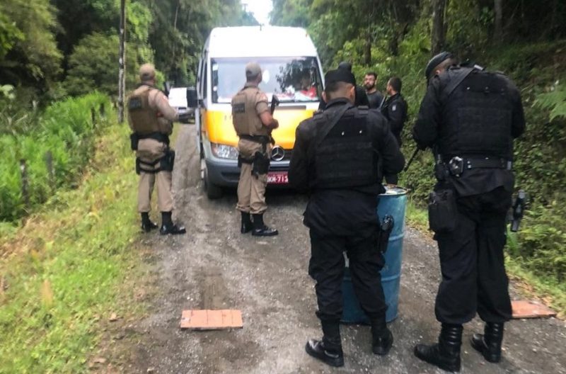 Dupla assalta Van Escolar com 17 crianças dentro