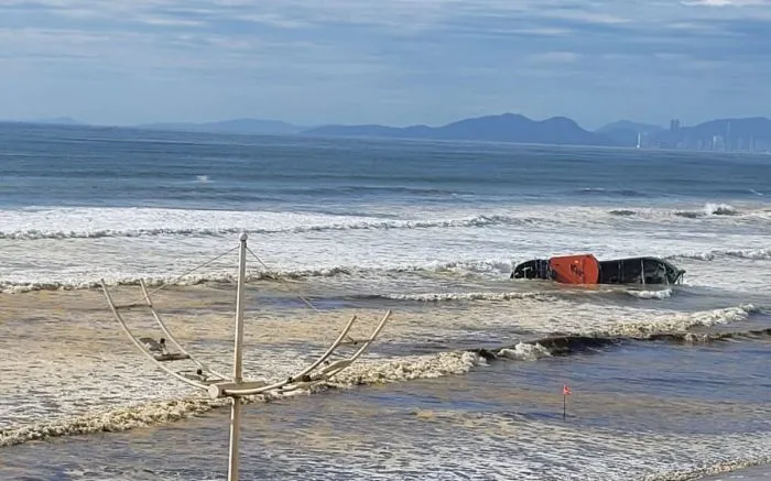 Moradores de Navegantes registram mancha perto de barco encalhado na praia do Gravatá
