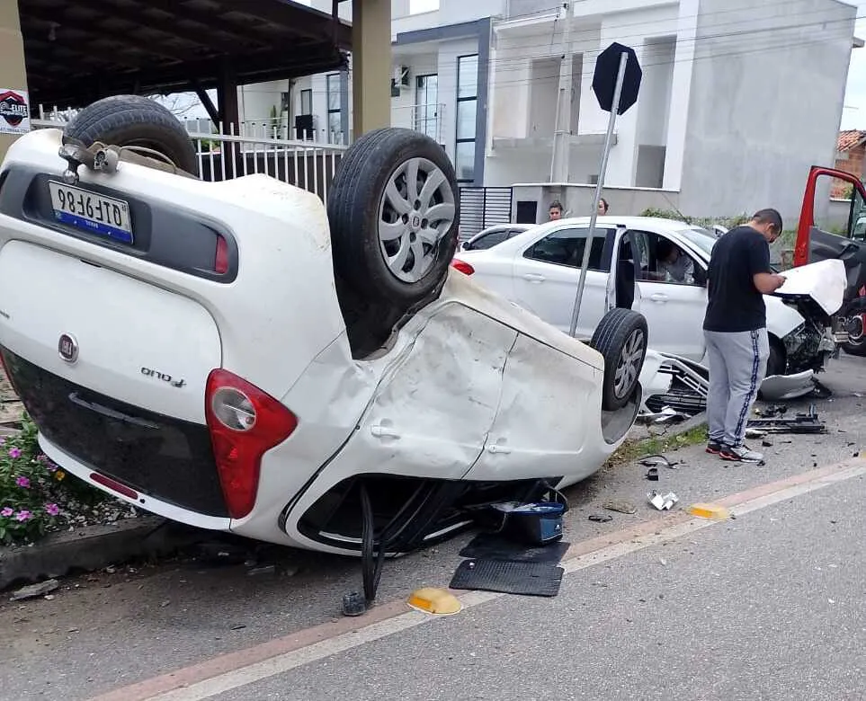 Colisão seguida de capotamento de carro de aplicativo deixa mãe e filha feridas em Penha