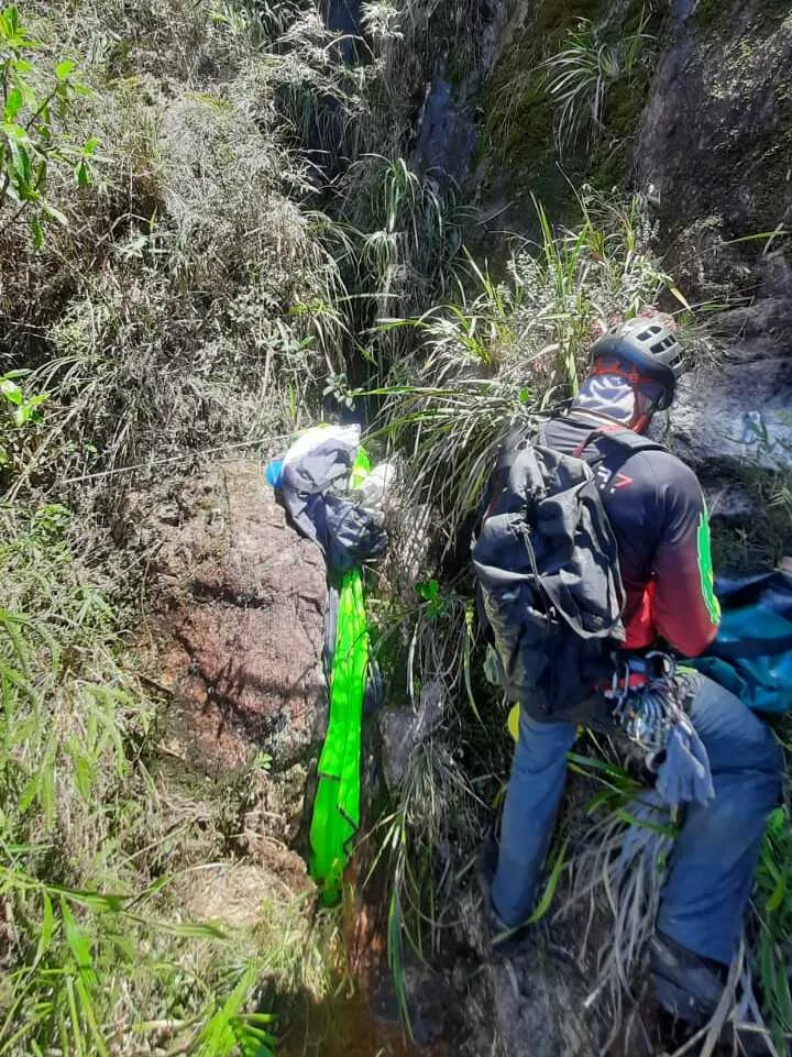 Joinville - Corpo de montanhista itajaiense é resgatado por grupo de socorristas no Pico do Jurapê 