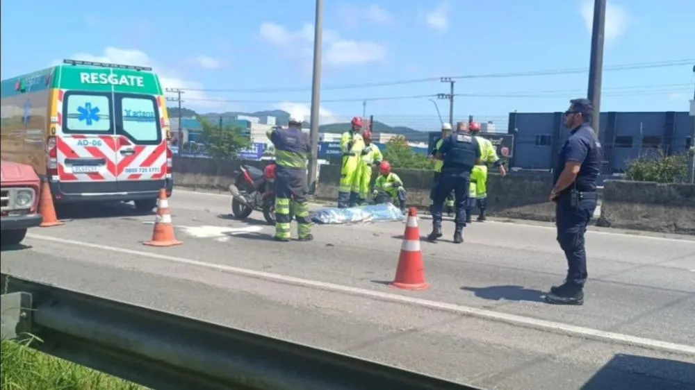 Acidente na BR-101 deixa um morto em Balneário Camboriú e rodovia é bloqueada