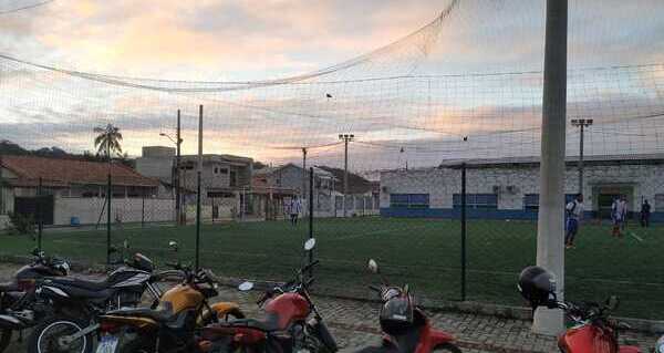 Bola Murcha: PM autua 20 boleiros por aglomeração em campo de futebol society em Penha