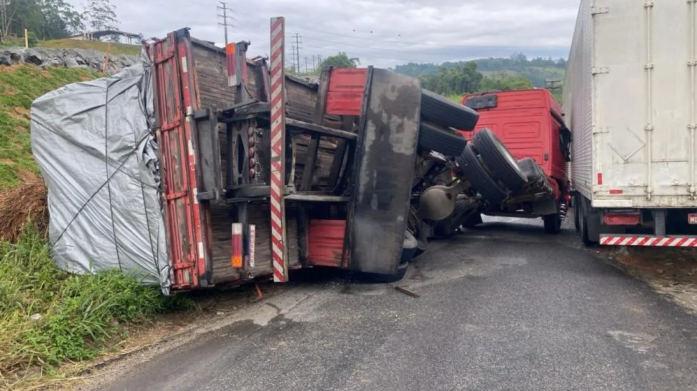 Carreta tomba e trava trânsito na BR-470 em Blumenau
