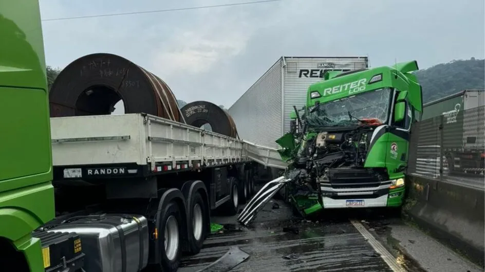Acidente entre duas carretas bloqueia trânsito na BR-101 em Joinville