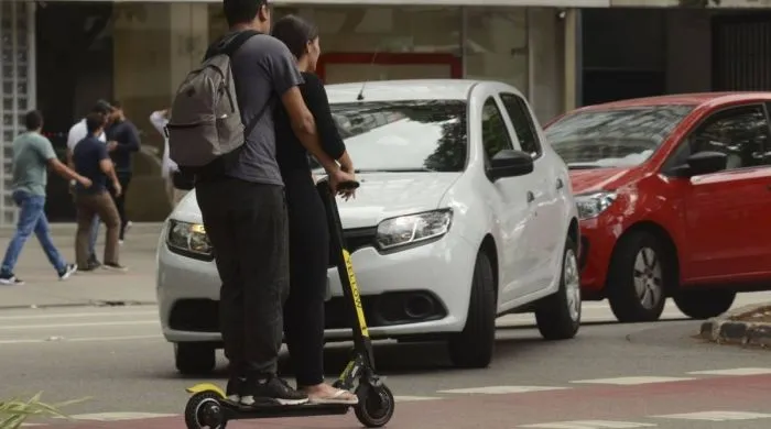 Uso de patinetes elétricos terá limite de velocidade e obrigatoriedade de capacetes em Camboriú