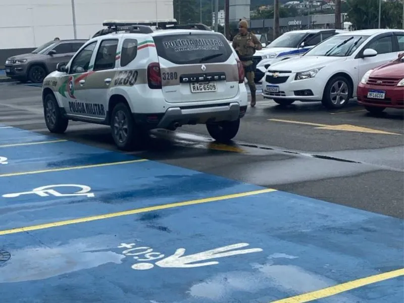 Homem em surto tenta atacar PMs e é baleado no estacionamento de shopping em Blumenau