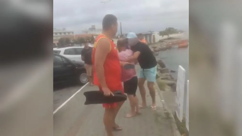 Ventos fortes afundam embarcação e pescador se salva de afogamento em Balneário Barra do Sul
