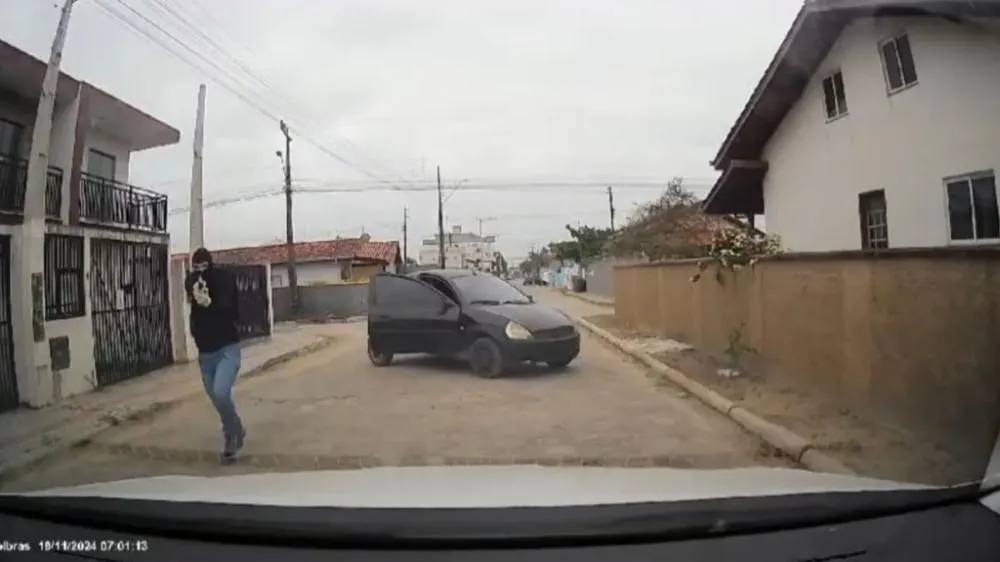 Bandido é flagrado roubando carro de professora em Balneário Piçarras