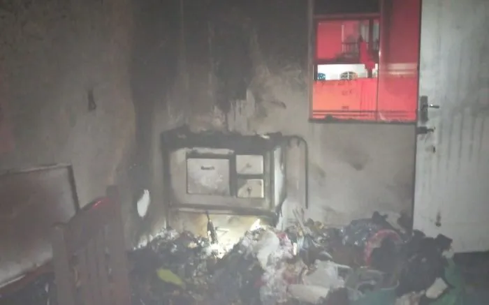 Um adulto e duas crianças conseguem sair ilesos de incêndio em moradia em Barra Velha