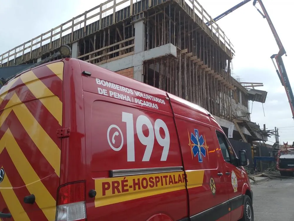 Laje desaba com trabalhadores em obra de prédio em construção no bairro Itacolomi em Balneário Piçarras