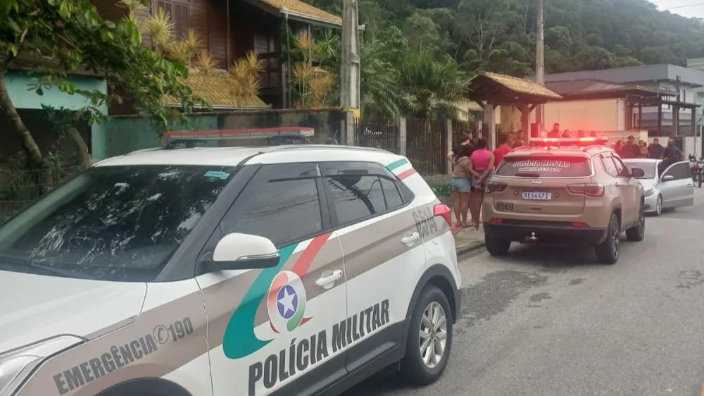 Ladrões invadem casa de empresários assassinados no bairro Espinheiros em Itajaí e chamam app para fugir