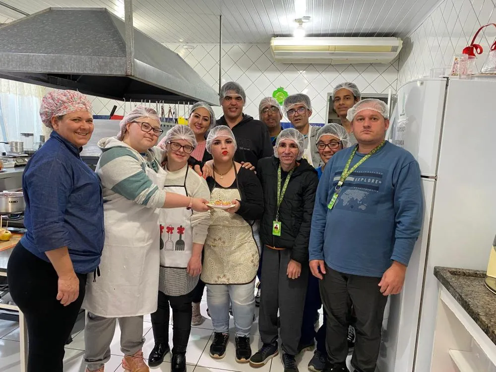 Penha - Escola de Arte Culinária Laci dos Santos Leite forma 30 alunos