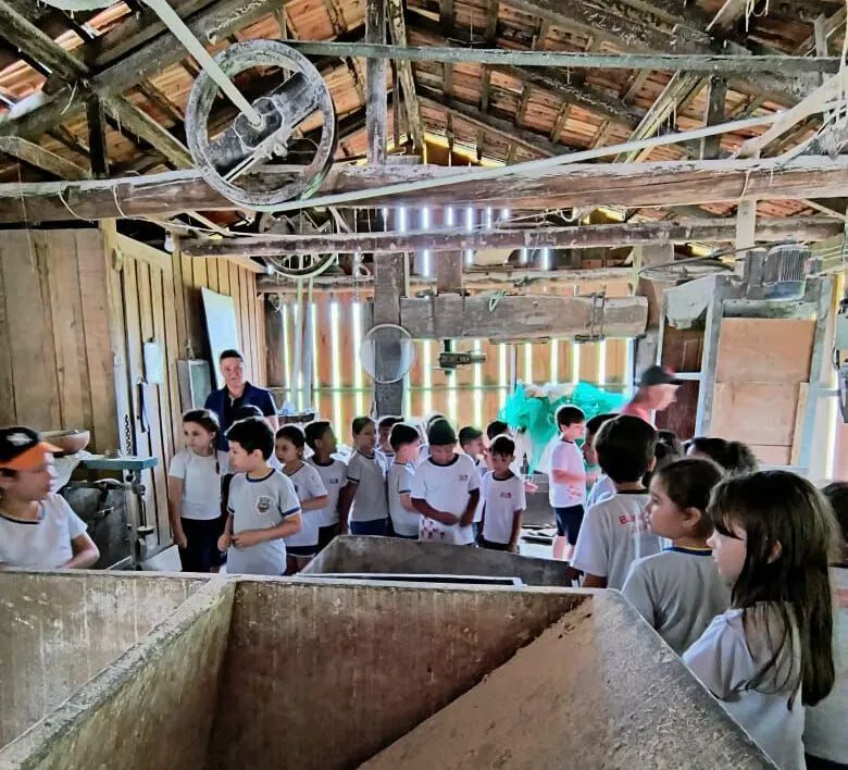Alunos da Escola do Mar de Barra Velha visitam engenho de farinha na localidade do Itinga II
