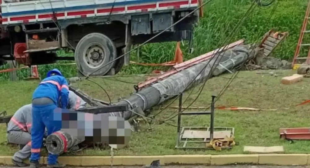 Trabalhador morre após poste cair na cabeça durante manutenção em Joinville