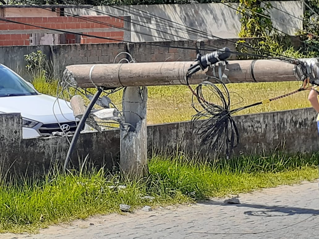 Penha: Caminhão bate em poste na Rua Possidônio da Silva Marçal e deixa Praia da Saudade sen energia elétrica