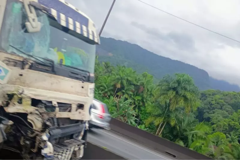 Acidente entre carretas causa filas na BR-101 em Joinville