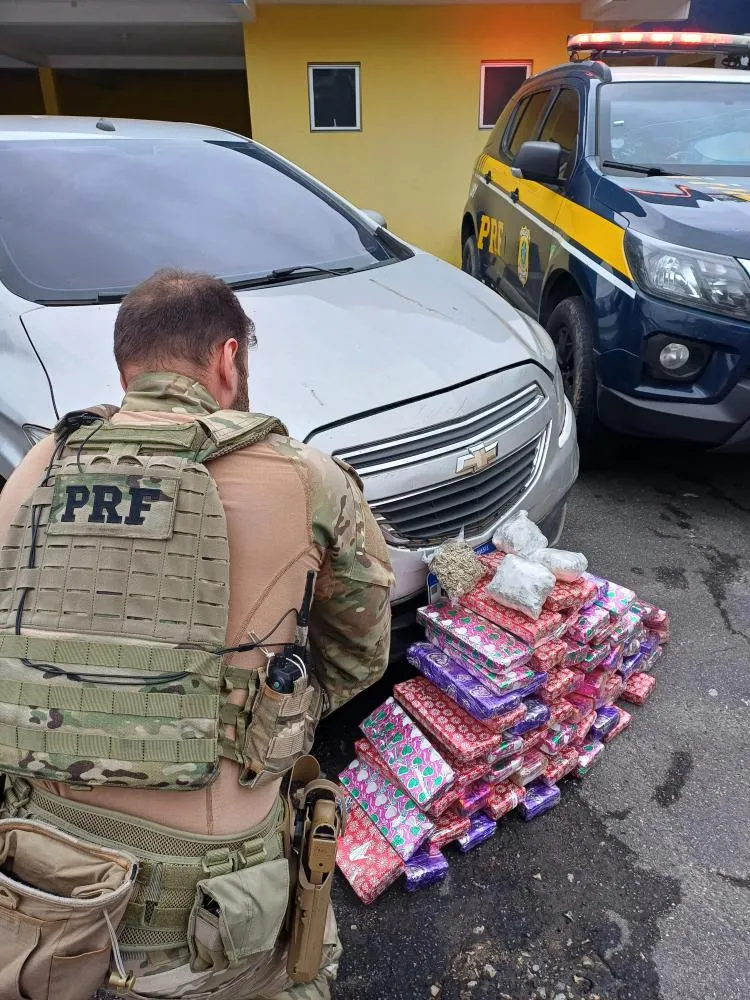 PRF apreende 44 kg de drogas e detém dupla em carro roubado em Balneário Piçarras 