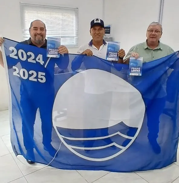 Penha distribui cartilhas para conscientizar sobre a importância da Bandeira Azul
