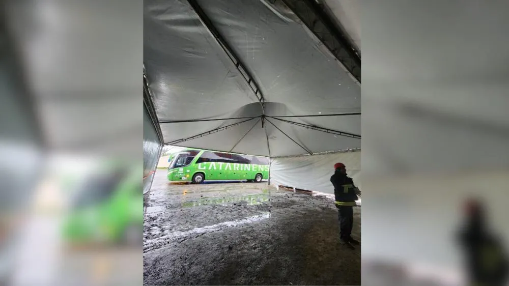 Queda de tenda em Barra Velha deixa alunos de Blumenau feridos em campeonato de fanfarras