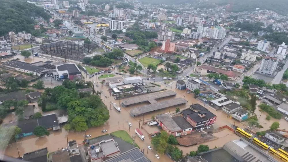 Imagens mostram ruas de Joinville tomadas pela água após fortes chuvas