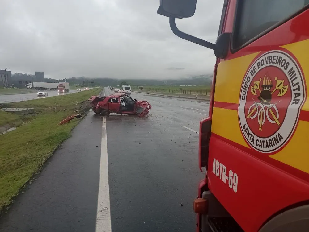 Carro capota e duas vítimas ficam presos às ferragens em Navegantes