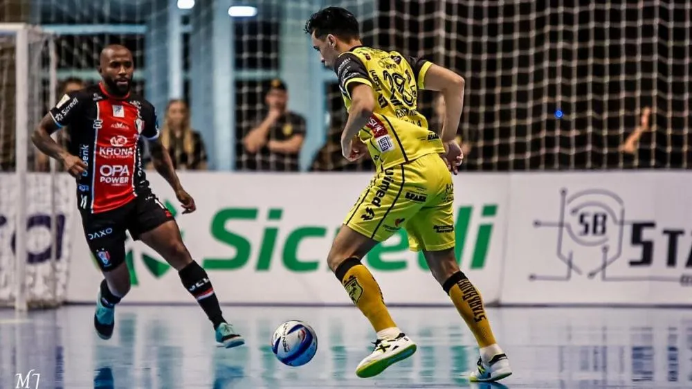 Jaraguá vence clássico contra o JEC Futsal e sai na frente na decisão do Estadual