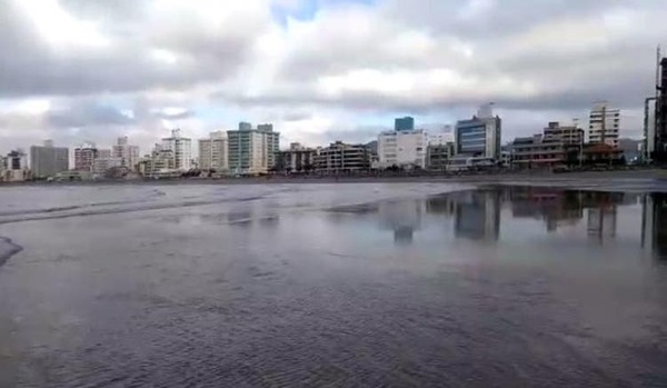 Maré torrada é registrada nas praias das cidade do litoral-norte catarinense