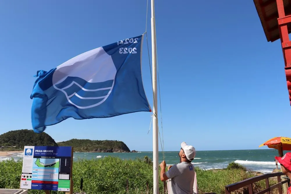 Penha hasteia em três praias a Bandeira Azul para Temporada 2024/2025 neste domingo