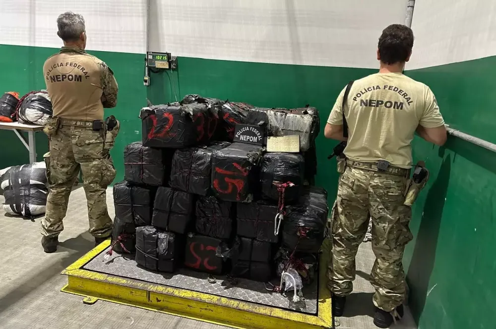 PF apreende mais de uma tonelada de cocaína e cinco homens são presos no Porto de Itapoá