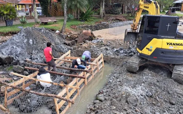 Justiça dá prazo pra prefeitura de Penha explicar muro de pedras na orla de Armação