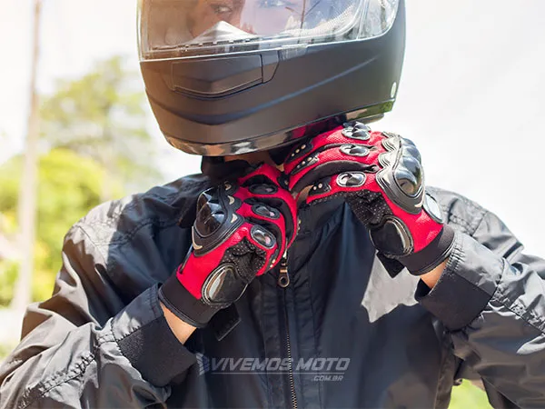 Nova lei obriga motoboys a tirarem capacete na hora da entrega